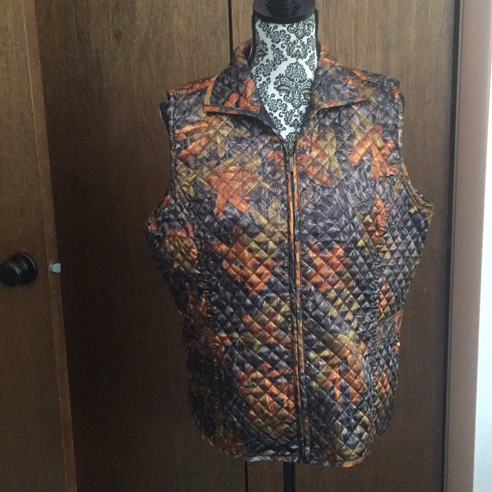 Chico’s vest in multi-color fabric, zipper front